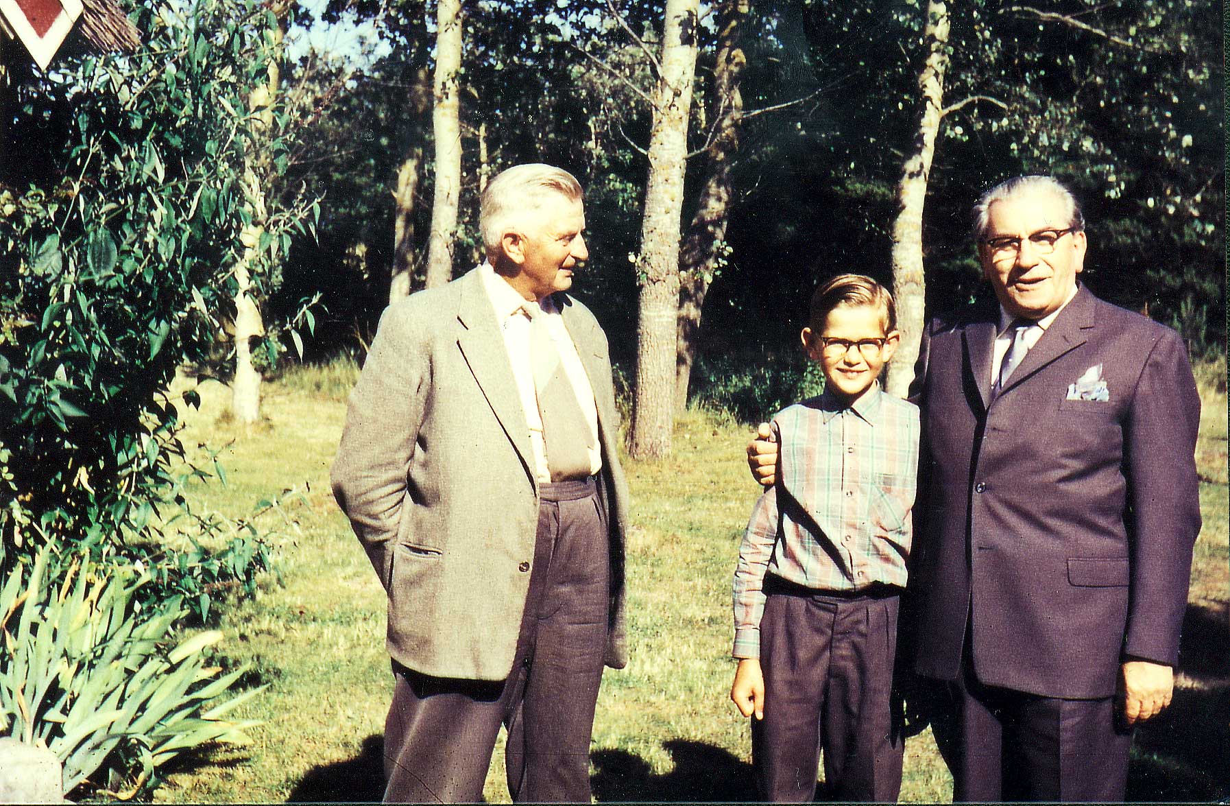 Ole 11 år og Martinus ved et Gardenparty ved Villa Rosenberg den 15. juli 1959, Martinus Center, Klintvej 69, Klint, 4500 Nykøbing Sj. At have tillid til livet
