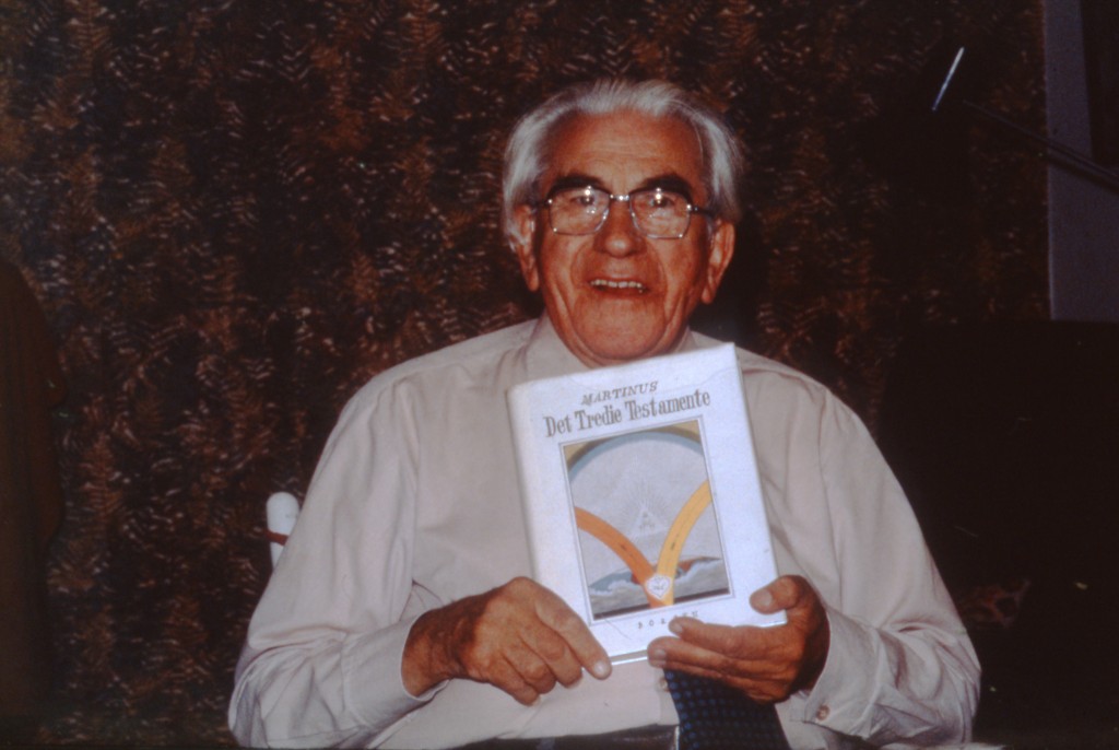Martinus 88 år i 1978 med sin bog "Det Tredie Testamente"