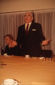 Kaffebord ved Martinus fødselsdag på Hotel Marina, Vedbæk, ca. 1977. Gerda Kyed Odens til venstre