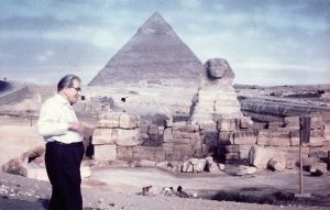 Martinus foran sfinksen og Cheopspyramiden i 1961, Giza, Ægypten