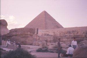 Martinus siddende mellem sfinksens forben foran Cheops pyramiden. Giza, Ægypten