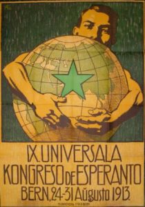 Esperanto er internationalt og upartisk. De nationale sprog er partiske sprog. 
