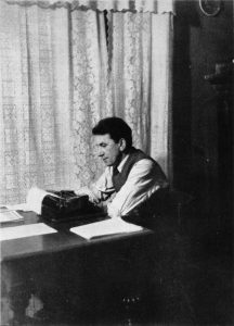 Martinus købte en skrivemaskine efter at han i påsken 1921 havde fået Kosmisk Bevidsthed. Der foreligger ingen håndskrevne manuskripter fra Martinus' side. www.oletherkelsen.dk