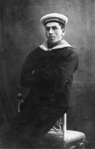 Martinus i matrostøj på torpedobåden Hvalrossen 1913. Martinus Institut